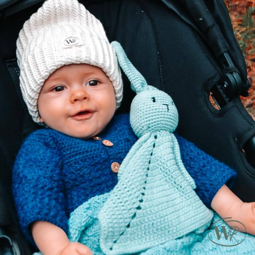 Donkerblauw gehaakt babyvestje gemaakt van alpacawol
